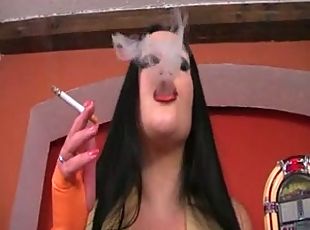 Perempuan jalang, Latex, Merokok